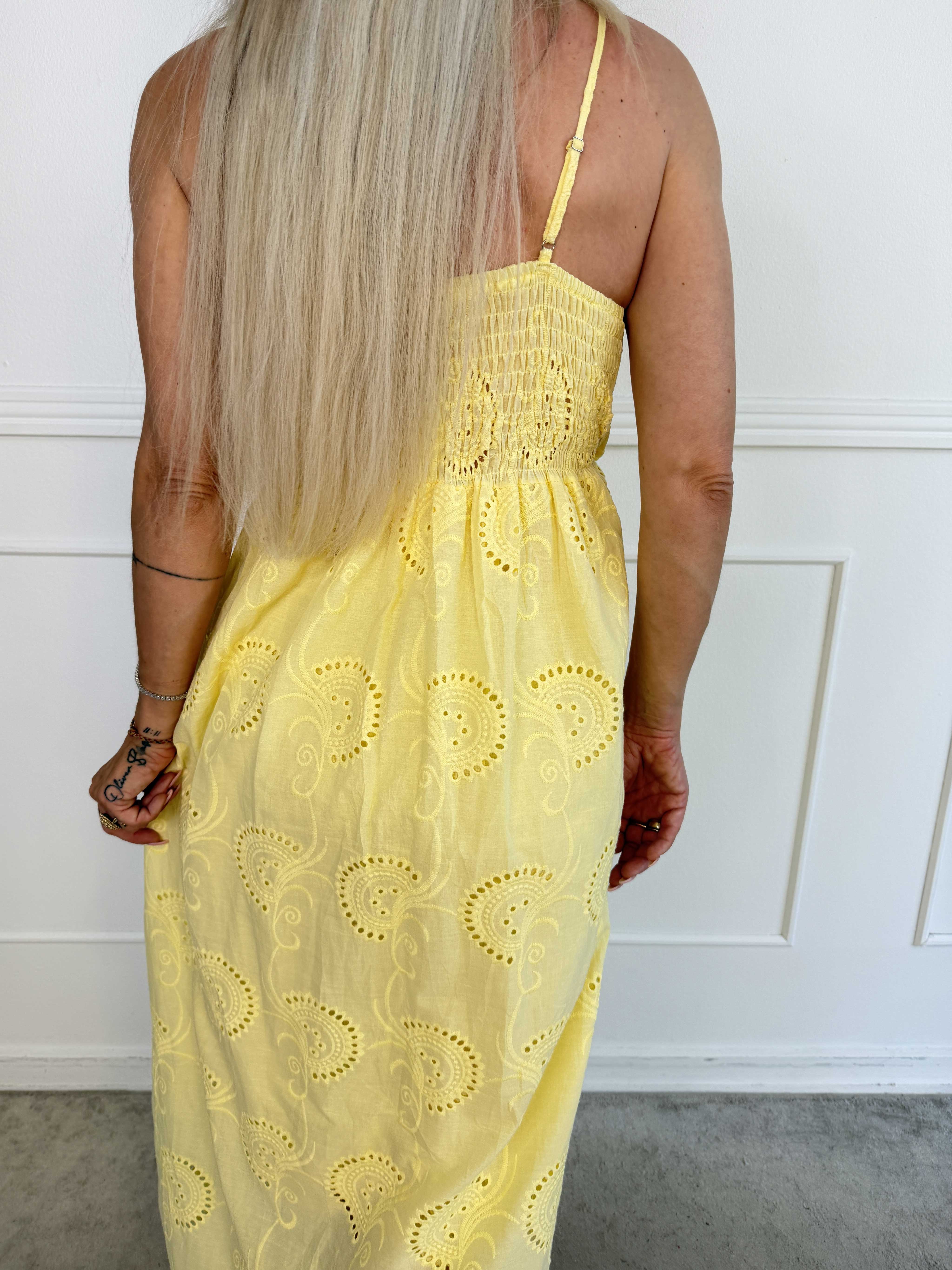Lovisa - Lang feminin stropkjole med broderie anglaise og snøre under brystet